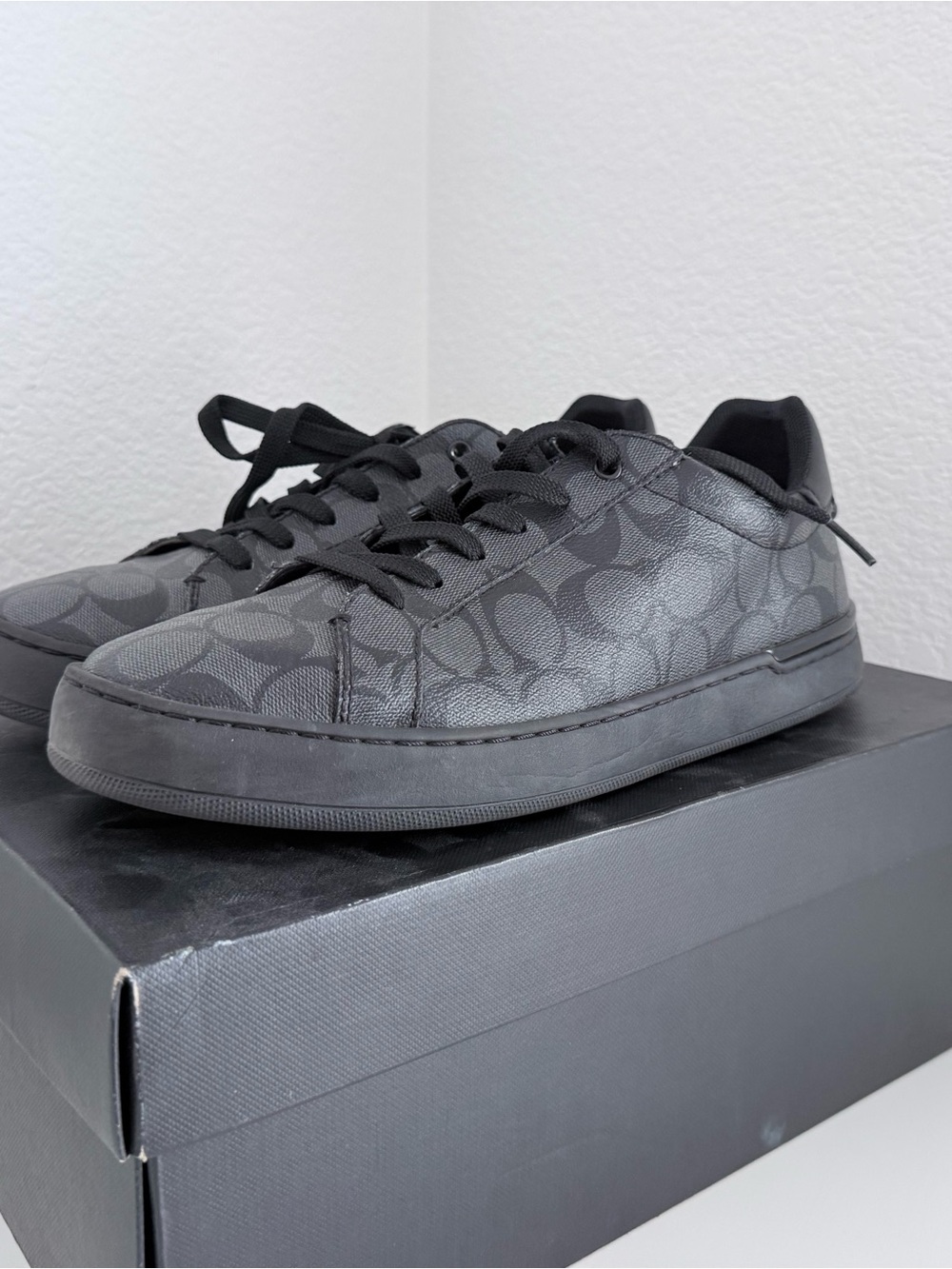 Men's Black Patterned Low-Top Sneakers